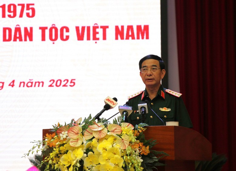 Đại tướng Phan Văn Giang, Ủy viên Bộ Chính trị, Phó Bí thư Quân ủy Trung ương, Bộ trưởng Bộ Quốc phòng phát biểu tại hội thảo. Ảnh: VGP