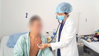 Cụ ông suýt mất mạng do vừa ăn vừa cười