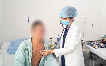 Cụ ông suýt mất mạng do vừa ăn vừa cười