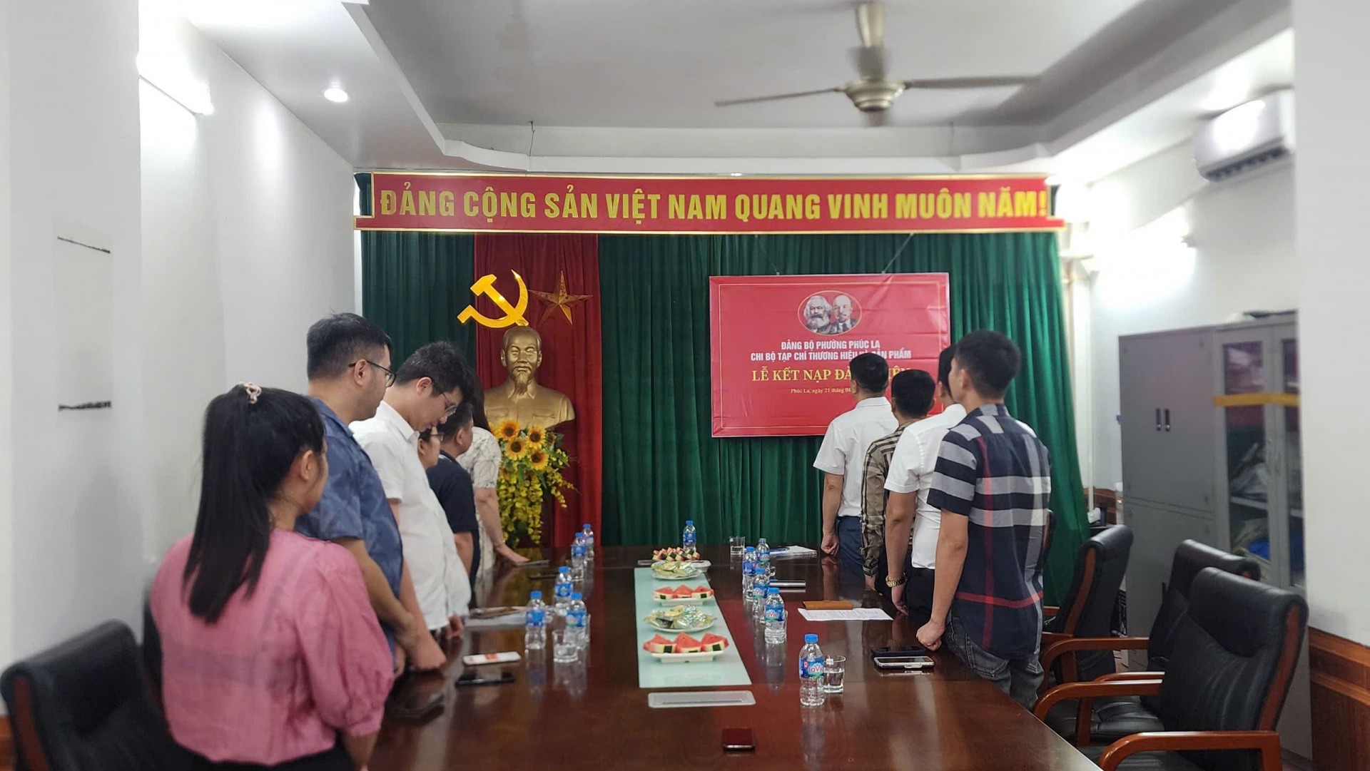 Các đại biểu tham dự buổi lễ thực hiện nghi thức chào cờ