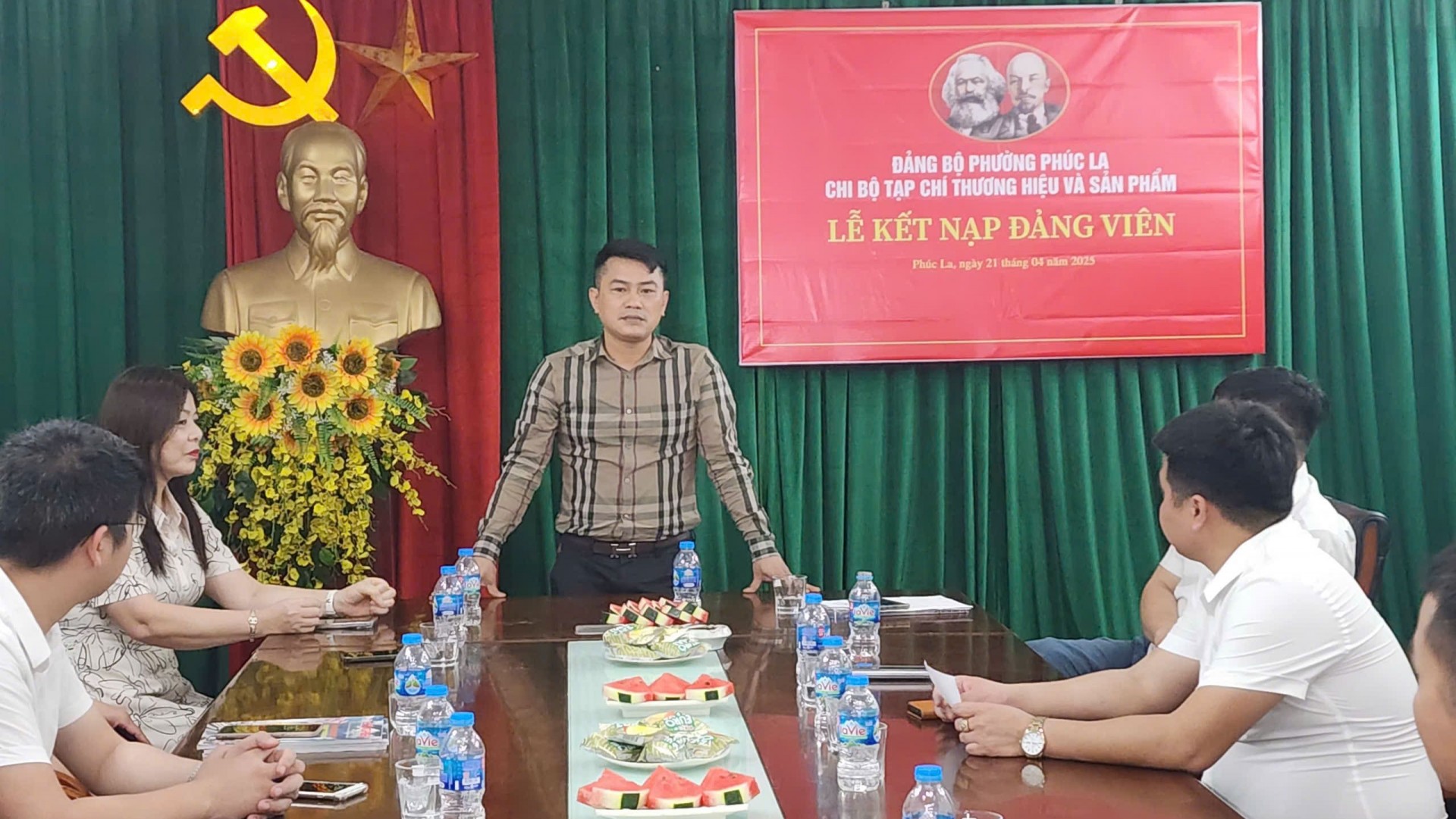 Bí thư Chi bộ Tạp chí Thương hiệu và Sản phẩm Nguyễn Viết Hưng (phải) trao quyết định kết nạp đảng viên cho đồng chí Đinh Văn Hoàng (trái)