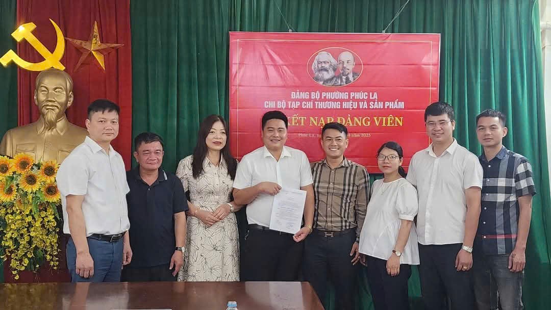 Các đại biểu tham dự buổi lễ chụp ảnh lưu niệm cùng đảng viên mới