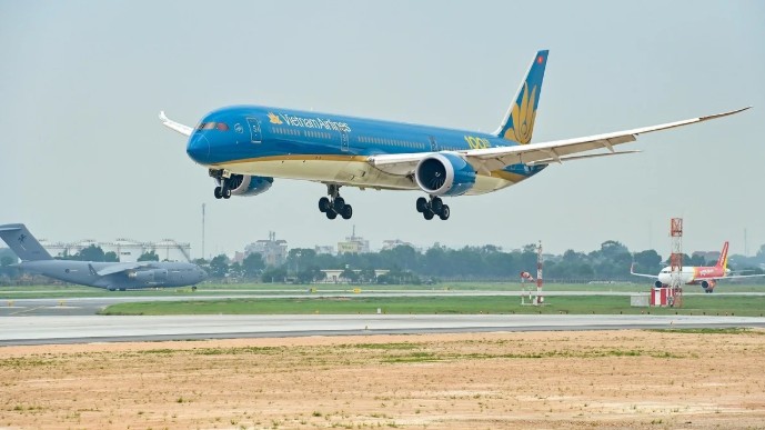 Giá vé máy bay tăng cao, nhiều chặng bay "cháy" vé dịp nghỉ lễ 30/4 và 1/5