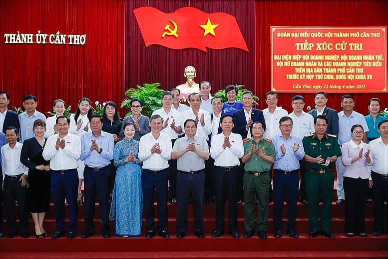 Thủ tướng Phạm Minh Chính và Đoàn đại biểu Quốc hội TP. Cần Thơ cùng các đại biểu dự Hội nghị - Ảnh: VGP/Nhật Bắc
