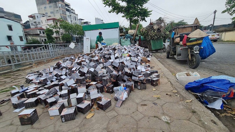 Hàng nghìn hộp sản phẩm là thực phẩm bảo vệ sức khỏe đã được vứt bừa bãi ra đường.