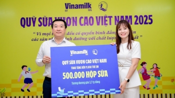 500.000 sản phẩm Vinamilk từ Quỹ sữa Vươn cao Việt Nam đến với trẻ em đúng dịp 50 năm đất nước thống nhất