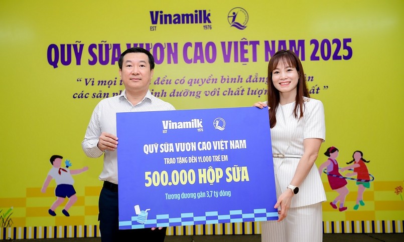 Ông Đỗ Thanh Tuấn – Giám đốc Đối ngoại Vinamilk – trao tặng bảng tượng trưng 500.000 hộp sữa cho đại diện Quỹ Bảo trợ Trẻ em Việt Nam nhân dịp khởi động Quỹ sữa năm 2025 (Ảnh: Nam Anh).