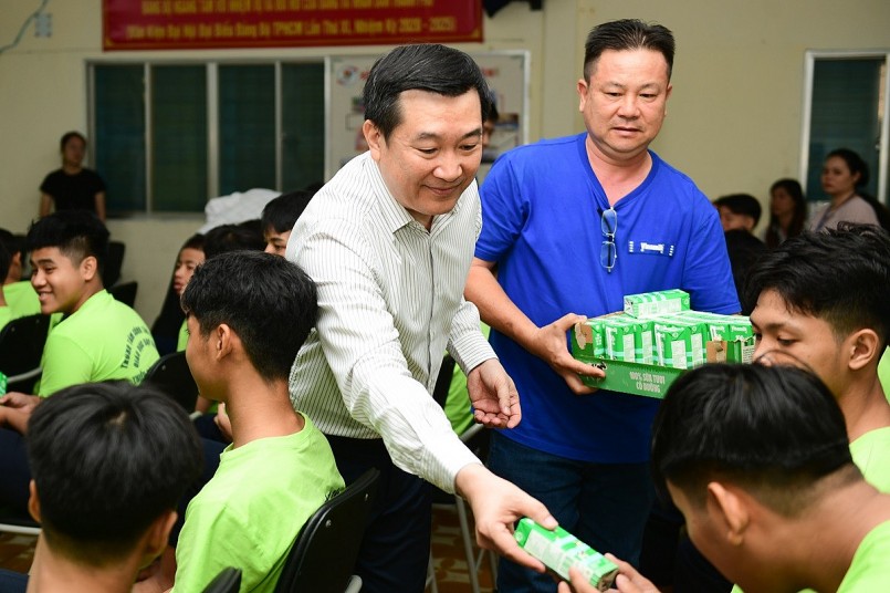  Các em học sinh đón nhận sữa, gấu bông và các món quà khác từ Vinamilk.