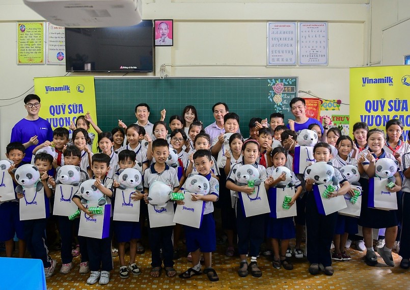 Nụ cười đáng yêu của các em học sinh “vùng đất thép” trong ngày Quỹ sữa đến thăm (Ảnh: Nam Anh).