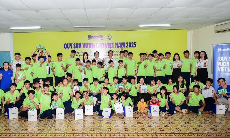  Bên cạnh nguồn dinh dưỡng thiết yếu là những hộp sữa, món quà Quỹ sữa mang đến còn là sự quan tâm, chăm sóc và động viên các em để vươn lên trong cuộc sống (Ảnh: Nam Anh).