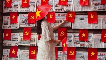 Loạt quán cà phê thu hút giới trẻ nhờ đu "trend" đồ uống cờ đỏ sao vàng