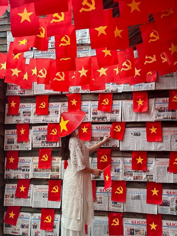 Với Gen Z – thế hệ trẻ yêu thích cái đẹp, đam mê sự sáng tạo và không ngừng tìm kiếm các cách thể hiện bản thân – trào lưu này là một “điểm chạm văn hóa” cực thú vị. Họ không chỉ đơn giản là uống một ly nước, mà còn đang gửi đi một thông điệp: yêu nước, nhớ ơn lịch sử không cần phải quá nghiêm trọng hay giáo điều, mà có thể bắt đầu từ những hành động nhỏ, gần gũi và cá tính.