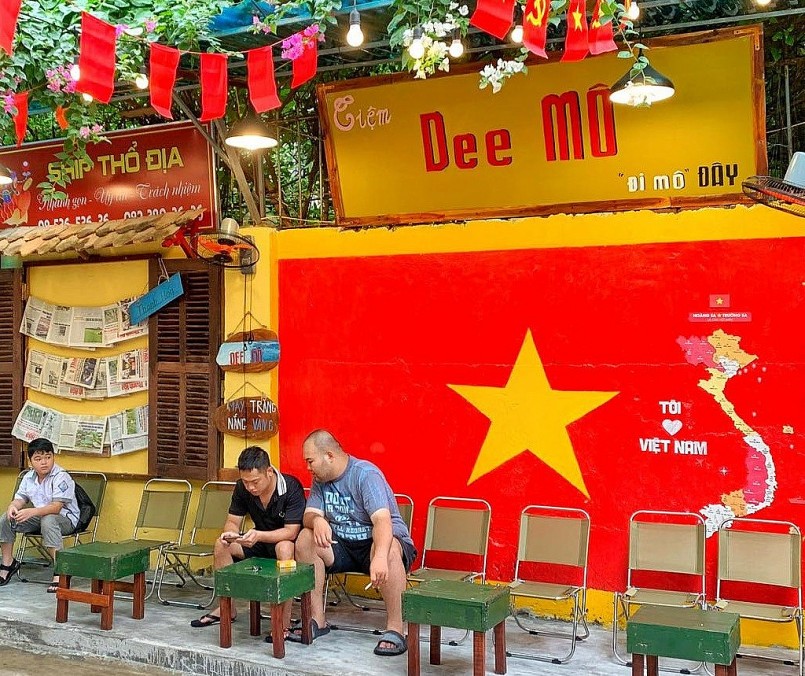 Những ngày gần đây, nhiều bạn trẻ chia sẻ rầm rộ trên mạng xã hội hình ảnh các quán cà phê với những món đồ uống được decor hình cờ đỏ sao vàng vô cùng đặc biệt.