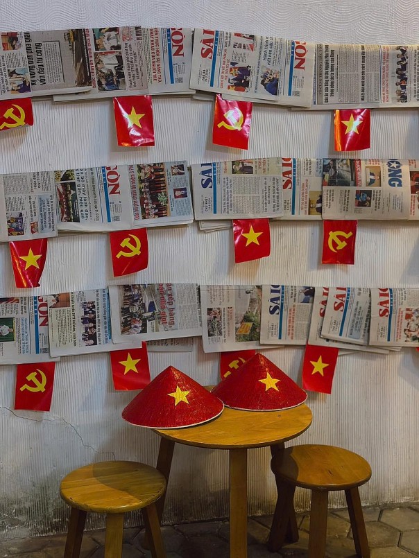 Nhiều quán cafe phát cờ đỏ sao vàng, hay chuẩn bị thêm đạo cụ như nón được sơn hình cờ đỏ sao vàng, vừa để các bạn trẻ vừa thưởng thức cà phê, vừa lưu giữ những hình ảnh đẹp bên biểu tượng thiêng liêng của Tổ quốc.