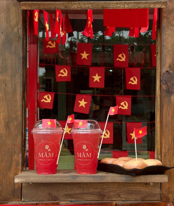 Nhiều quán cà phê tại khoác lên mình diện mạo mới với những dải dây treo cờ đỏ sao vàng.