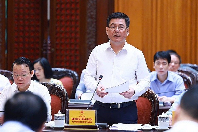Bộ trưởng Bộ Công Thương Nguyễn Hồng Diên báo cáo tại cuộc họp