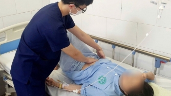 Tự chữa bệnh bằng cây me đất, người phụ nữ bị suy thận cấp