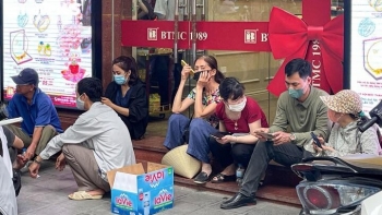 Giá vàng miếng lên mức đỉnh nóc 124 triệu đồng, nên mua vào hay bán ra?