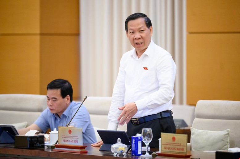 Chủ nhiệm Ủy ban Kinh tế-Tài chính Phan Văn Mãi trình bày báo cáo thẩm tra