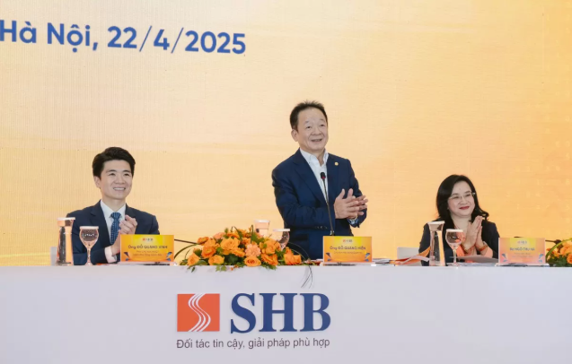 Ban lãnh đạo SHB tại ĐHCĐ năm 2025, gồm: Chủ tịch Đỗ Quang Hiển (giữa), Phó chủ tịch HĐQT kiêm Phó Tổng giám đốc Đỗ Quang Vinh (trái) và Thành viên HĐQT kiêm Tổng giám đốc Ngô Thu Hà (phải) Ban lãnh đạo SHB tại ĐHCĐ năm 2025, gồm: Chủ tịch Đỗ Quang Hiển (giữa), Phó chủ tịch HĐQT kiêm Phó Tổng giám đốc Đỗ Quang Vinh (trái) và Thành viên HĐQT kiêm Tổng giám đốc Ngô Thu Hà (phải)