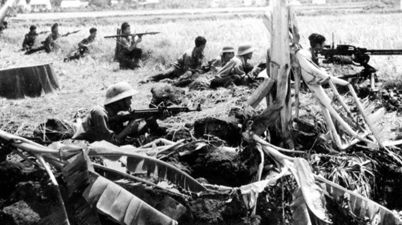 Ảnh minh họa: Sư đoàn 5 chặn đánh địch trên Quốc lộ 4 Bến Lức - Long An, mở đường cho quân ta tiến vào giải phóng Sài Gòn, ngày 29/4/1975. (Ảnh: Tư liệu/TTXVN)