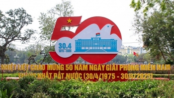 Hà Nội rực rỡ cờ hoa chào mừng kỷ niệm 50 năm Ngày thống nhất đất nước