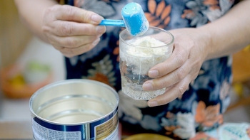 Chuyên gia cảnh báo mối nguy hiểm khi dùng phải sữa giả