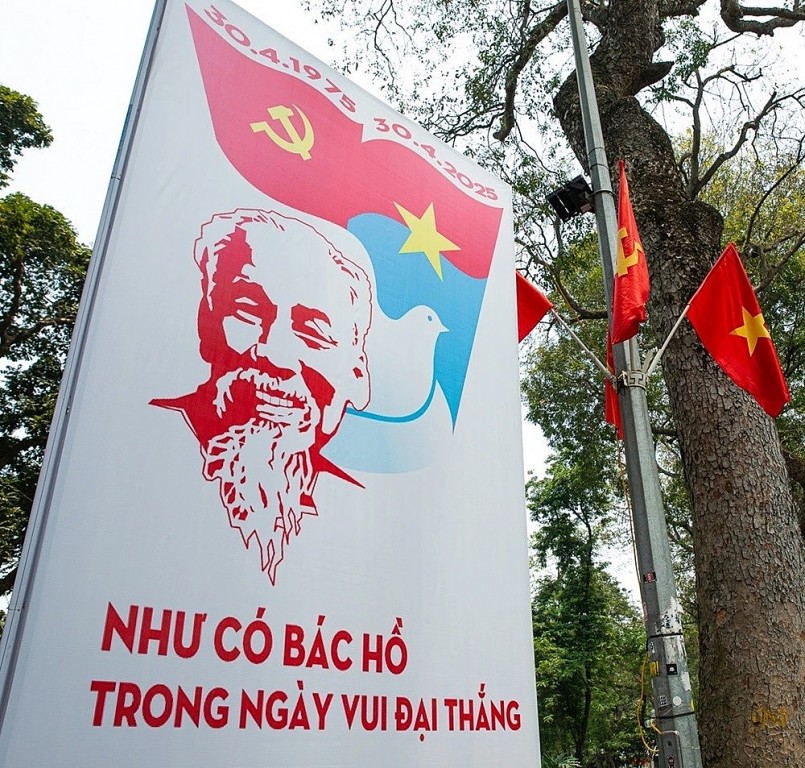 Hà Nội đường phố sạch đẹp, rực rỡ cờ hoa chào mừng đại lễ 30/4 Hà Nội đường phố sạch đẹp, rực rỡ cờ hoa chào mừng đại lễ 30/4