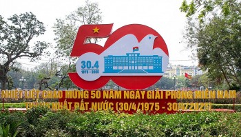 Hà Nội rực rỡ cờ hoa chào mừng kỷ niệm 50 năm Ngày thống nhất đất nước