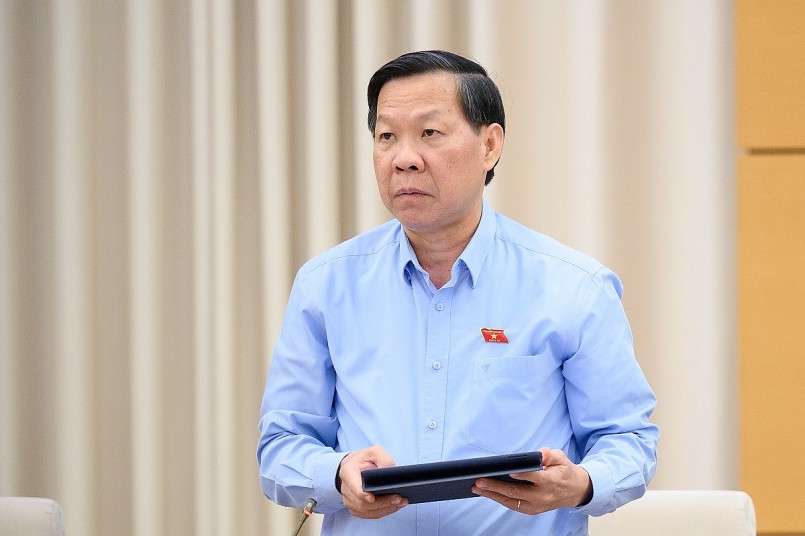 Chủ nhiệm Ủy ban Kinh tế và Tài chính Phan Văn Mãi báo cáo tại phiên họp.