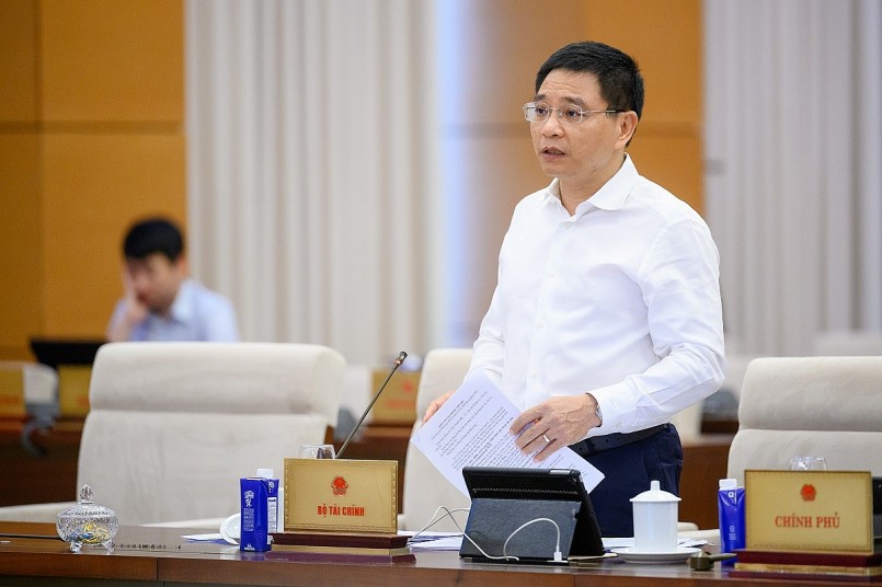 Bộ trưởng Bộ Tài chính Nguyễn Văn Thắng báo cáo tại phiên họp.