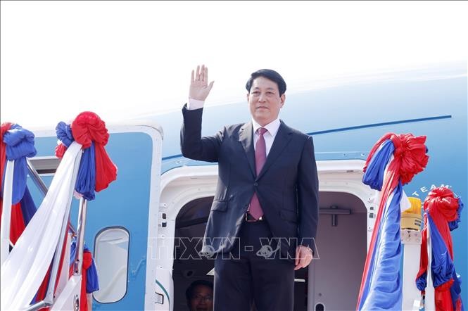 Chủ tịch nước Lương Cường đến sân bay quốc tế Wattay, Thủ đô Vientiane. Ảnh: Lâm Khánh/TTXVN
