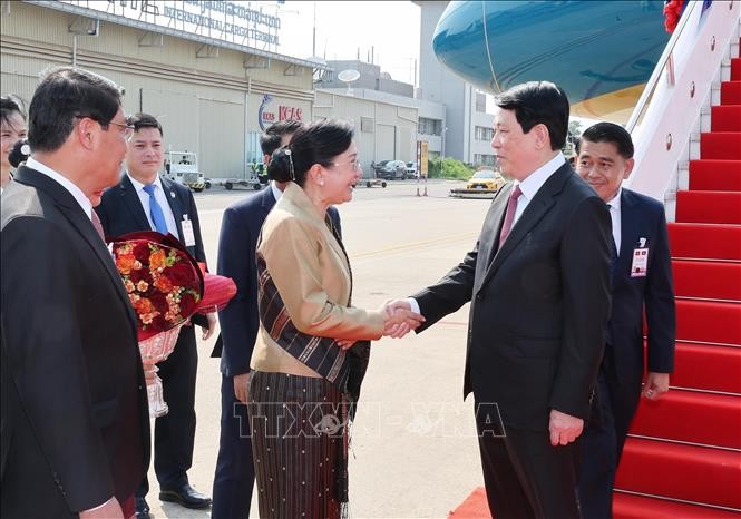 Chủ nhiệm Văn phòng Chủ tịch nước Lào Khemmani Pholsena đón Chủ tịch nước Lương Cường tại sân bay quốc tế Wattay, Thủ đô Vientiane. Ảnh: Lâm Khánh/TTXVN