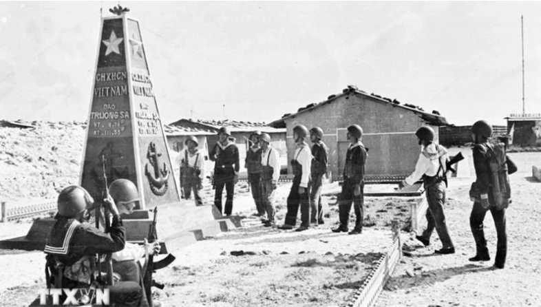 Lực lượng Đặc công hải quân Đoàn 126 tuần tra lại khu vực cột mốc chủ quyền trên đảo Trường Sa được giải phóng, ngày 29/4/1975. (Ảnh: TTXVN) Lực lượng Đặc công hải quân Đoàn 126 tuần tra lại khu vực cột mốc chủ quyền trên đảo Trường Sa được giải phóng, ngày 29/4/1975. (Ảnh: TTXVN)