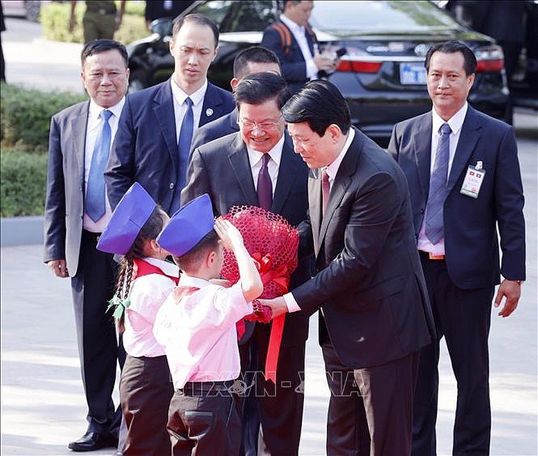 Thiếu nhi Thủ đô Vientiane tặng hoa, chào mừng Chủ tịch nước Lương Cường thăm cấp Nhà nước tới CHDCND Lào - Ảnh: TTXVN