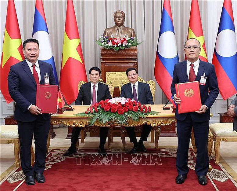 Chủ tịch nước Lương Cường và Tổng Bí thư, Chủ tịch nước Lào Thongloun Sisoulith chứng kiến lễ trao Chương trình hợp tác năm 2025 giữa Bộ Tư pháp Việt Nam và Bộ Tư pháp Lào - Ảnh: TTXVN Chủ tịch nước Lương Cường và Tổng Bí thư, Chủ tịch nước Lào Thongloun Sisoulith chứng kiến lễ trao Chương trình hợp tác năm 2025 giữa Bộ Tư pháp Việt Nam và Bộ Tư pháp Lào - Ảnh: TTXVN