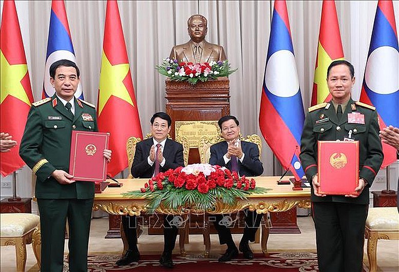 Chủ tịch nước Lương Cường cùng Tổng Bí thư, Chủ tịch nước Lào Thongloun Sisoulith chứng kiến lễ ký và trao Ý định thư giữa Bộ Quốc phòng Việt Nam và Bộ Quốc phòng Lào về việc Bộ Quốc phòng Việt Nam hỗ trợ xây dựng trụ sở Bộ Tư lệnh Bộ đội biên phòng, Quân đội nhân dân Lào - Ảnh: TTXVN Chủ tịch nước Lương Cường cùng Tổng Bí thư, Chủ tịch nước Lào Thongloun Sisoulith chứng kiến lễ ký và trao Ý định thư giữa Bộ Quốc phòng Việt Nam và Bộ Quốc phòng Lào về việc Bộ Quốc phòng Việt Nam hỗ trợ xây dựng trụ sở Bộ Tư lệnh Bộ đội biên phòng, Quân đội nhân dân Lào - Ảnh: TTXVN
