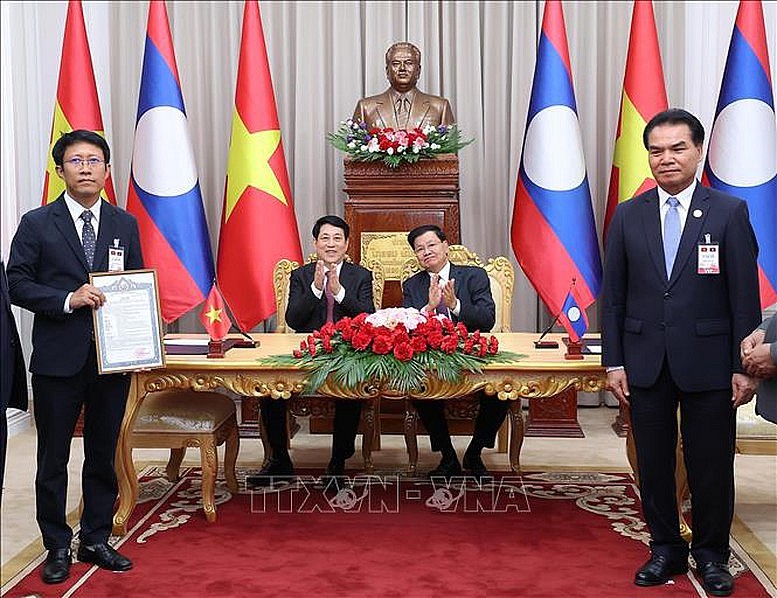 Chủ tịch nước Lương Cường và Tổng Bí thư, Chủ tịch nước Lào Thongloun Sisoulith chứng kiến lễ trao Giấy phép đầu tư (điều chỉnh) Dự án thủy điện Xekaman 3 tại tỉnh Sekong (Lào) - Ảnh: TTXVN Chủ tịch nước Lương Cường và Tổng Bí thư, Chủ tịch nước Lào Thongloun Sisoulith chứng kiến lễ trao Giấy phép đầu tư (điều chỉnh) Dự án thủy điện Xekaman 3 tại tỉnh Sekong (Lào) - Ảnh: TTXVN