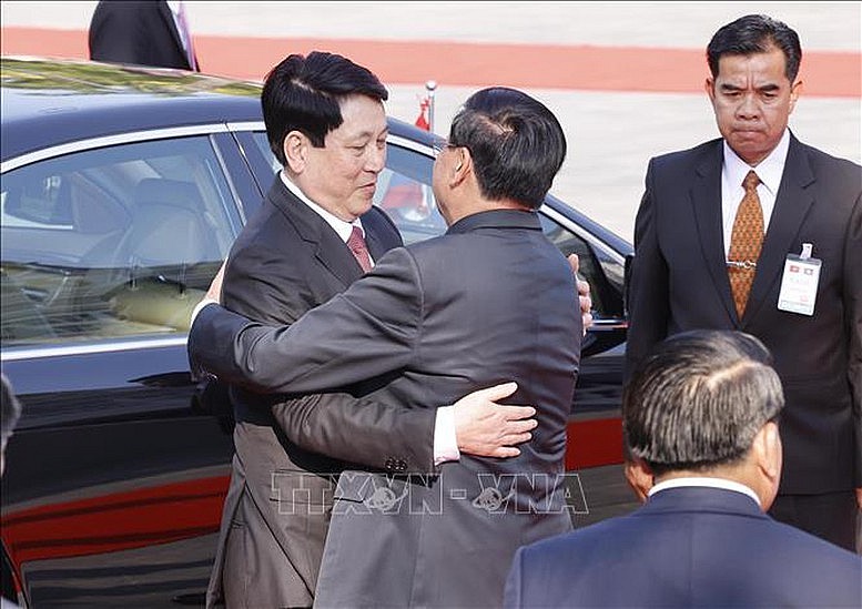 Tổng Bí thư, Chủ tịch nước Lào Thongloun Sisoulith đón Chủ tịch nước Lương Cường - Ảnh: TTXVN