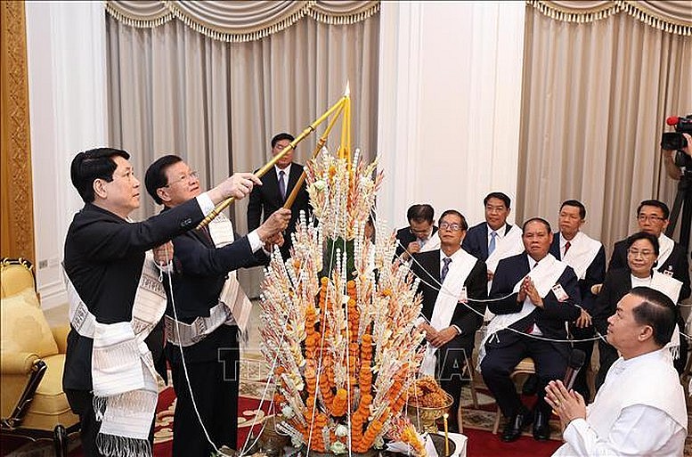 Chủ tịch nước Lương Cường cùng Tổng Bí thư, Chủ tịch nước Lào Thongloun Sisoulith dự lễ buộc chỉ cầu bình an, may mắn nhân dịp Tết Bounpimay của Lào - Ảnh: TTXVN Chủ tịch nước Lương Cường cùng Tổng Bí thư, Chủ tịch nước Lào Thongloun Sisoulith dự lễ buộc chỉ cầu bình an, may mắn nhân dịp Tết Bounpimay của Lào - Ảnh: TTXVN