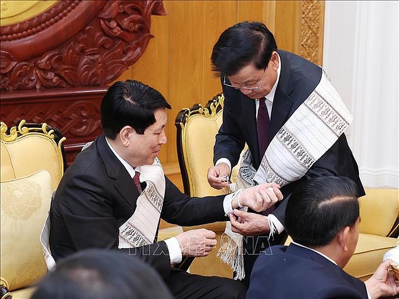 Tổng Bí thư, Chủ tịch nước Lào Thongloun Sisoulith buộc chỉ cho Chủ tịch nước Lương Cường - Ảnh: TTXVN Tổng Bí thư, Chủ tịch nước Lào Thongloun Sisoulith buộc chỉ cho Chủ tịch nước Lương Cường - Ảnh: TTXVN