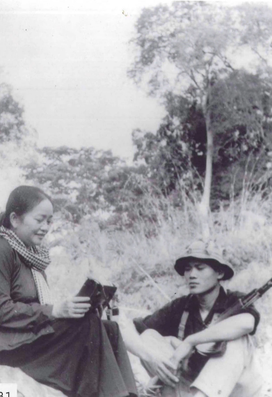 Bà Nguyễn Thị Định với chiến sĩ nghỉ giải lao trên đường hành quân. (Ảnh tư liệu/Bảo tàng Phụ nữ Việt Nam)
