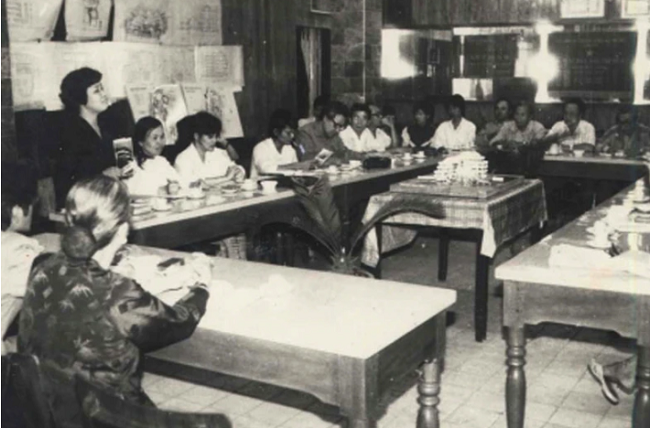 Bà Nguyễn Thị Định duyệt mô hình nhà Bảo tàng Phụ nữ Việt Nam tại Sở Xây dựng Hà Nội, năm 1991. (Ảnh tư liệu/Bảo tàng Phụ nữ Việt Nam)