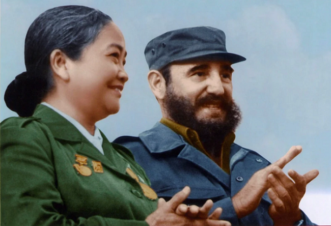 Đồng chí Fidel Castro, Bí thư Thứ nhất Trung ương Đảng Cộng sản Cuba, Chủ tịch Hội đồng Nhà nước Cuba tiếp bà Nguyễn Thị Định sang thăm Cuba, ngày 18/7/1974. (Ảnh tư liệu/Bảo tàng Phụ nữ Việt Nam)