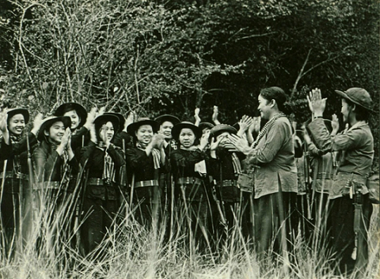 Bà Nguyễn Thị Định với Đội quân tóc dài. (Ảnh tư liệu/Bảo tàng Phụ nữ Việt Nam)