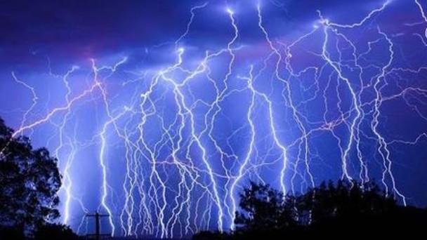 Chỉ trong rạng sáng 25/4, có hơn 23.000 cú sét đánh xuống miền Bắc