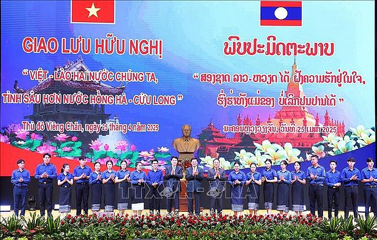 Chủ tịch nước Lương Cường và Tổng Bí thư, Chủ tịch nước Lào Thongloun Sisoulith với các đại biểu thanh niên - Ảnh: TTXVN