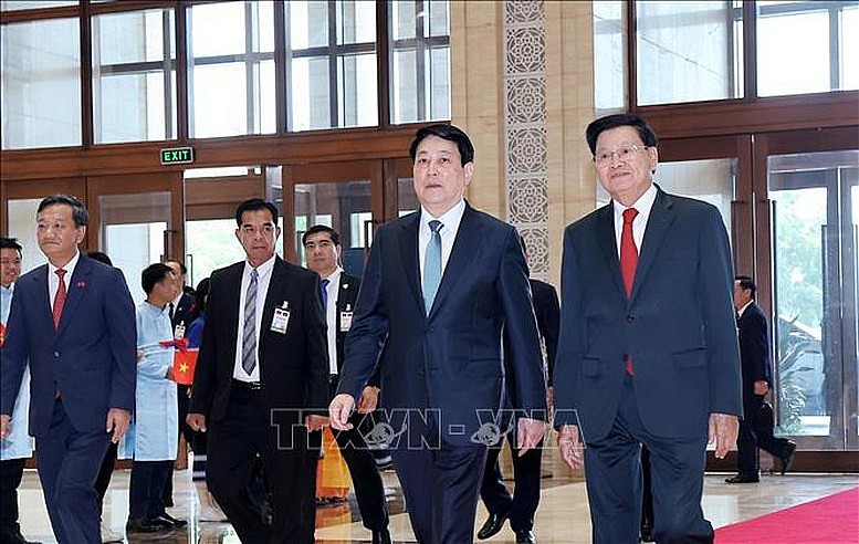 Tổng Bí thư, Chủ tịch nước Lào Thongloun Sisoulith đón Chủ tịch nước Lương Cường dự Giao lưu hữu nghị Việt - Lào với chủ đề “Tình sâu hơn nước Hồng Hà - Cửu Long” - Ảnh: TTXVN