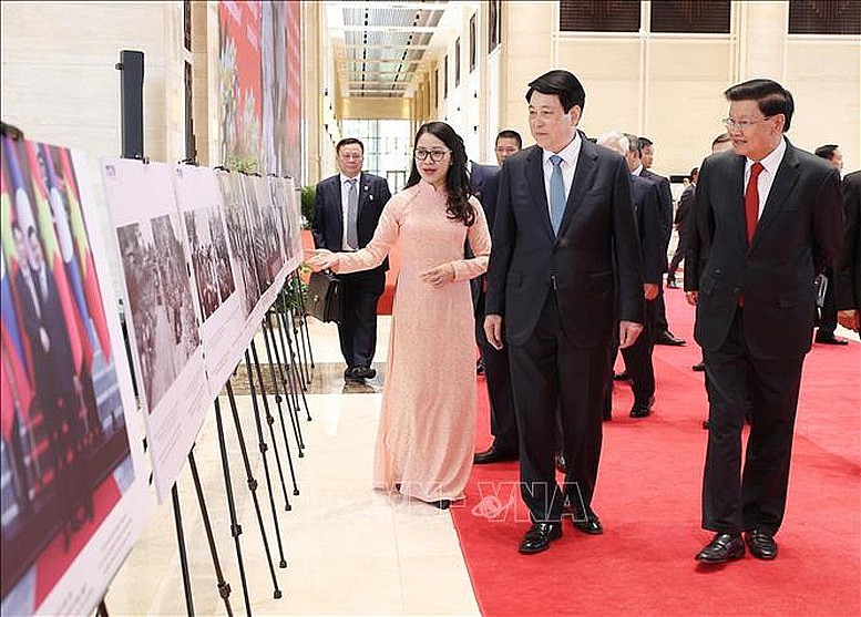 Chủ tịch nước Lương Cường và Tổng Bí thư, Chủ tịch nước Lào Thongloun Sisoulith tham quan trưng bày ảnh quan hệ hữu nghị hai nước do Thông tấn xã Việt Nam thực hiện - Ảnh: TTXVN