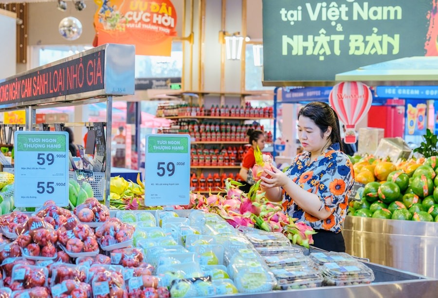 Người tiêu dùng lựa chọn nông sản tại siêu thị Winmart (quận Cầu Giấy).